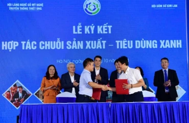 Hội Gốm sứ Kim Lan (huyện Gia Lâm) và Hội Làng nghề gỗ mỹ nghệ truyền thống Thiết Úng (huyện Đông Anh) ký kết hợp tác.