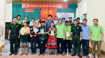 Các đoàn thể, đơn vị ở Hương Khê chia sẻ niềm vui tham gia bảo hiểm xã hội với người dân thôn biên giới Phú Lâm (Phú Gia).