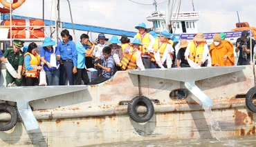 Các tổ chức, cá nhân đã hưởng ứng thả con giống ra biển khơi.