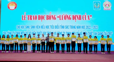 Trao học bổng Lương Định Của cho các học sinh, sinh viên hiếu học của tỉnh Sóc Trăng.