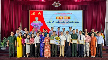 Lãnh đạo Tỉnh ủy, Ban Tuyên giáo Tỉnh ủy Sóc Trăng chụp ảnh cùng các thí sinh đoạt giải hội thi.