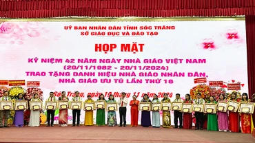 Lãnh đạo tỉnh Sóc Trăng trao danh hiệu Nhà giáo Ưu tú cho các giáo viên.