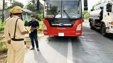Lực lượng Cảnh sát giao thông, Công an tỉnh Sóc Trăng tuần tra, kiểm soát trên tuyến quốc lộ 1.