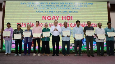 Tặng quà của Ban Chỉ đạo Trung ương cho các gia đình khó khăn tích cực tham gia phong trào bảo vệ an ninh Tổ quốc.