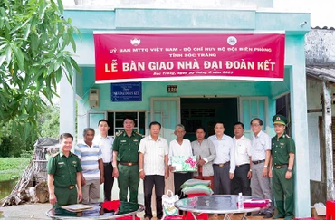 Bàn giao nhà cho gia đình bà Thạch Thị Út, phường 2, thị xã Vĩnh Châu. 