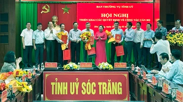 Lãnh đạo Tỉnh ủy Sóc Trăng tặng hoa các cán bộ nghỉ hưu.