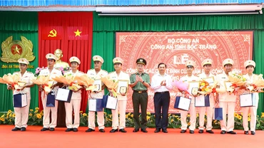 Chủ tịch Ủy ban nhân dân tỉnh Sóc Trăng Trần Văn Lâu và Giám đốc Công an tỉnh Sóc Trăng Đại tá Trần Văn Dương, trao quyết định cho các cán bộ