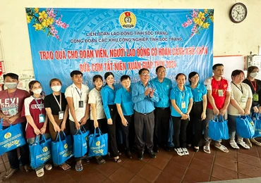 Tặng quà Tết cho công nhân tại Khu Công nghiệp An Nghiệp (Sóc Trăng).