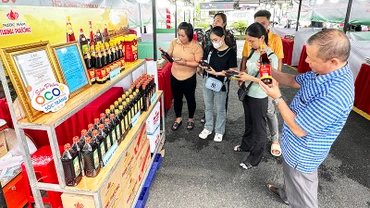 Khách hàng chọn mua sản phẩm OCOP tại siêu thị.