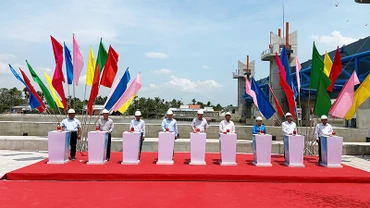 Lãnh đạo tỉnh Sóc Trăng và Trung ương thực hiện nghi thức khánh thành cống âu Rạch Mọp.