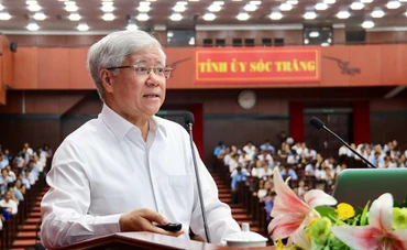 Đồng chí Đỗ Văn Chiến giới thiệu nội dung cuốn sách của Tổng Bí thư.