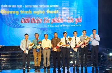 Tặng hoa cho các nhạc sĩ tỉnh Sóc Trăng.