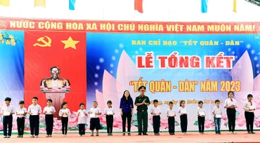 Trao học bổng cho các học sinh nông thôn vượt khó học tốt.