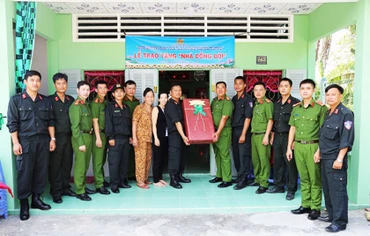Cụm thi đua trao nhà đồng đội cho chiến sĩ Phòng Cảnh sát cơ động, Công an tỉnh Sóc Trăng.