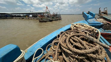 Tàu cá hoạt động tại cảng cá Trần Đề.
