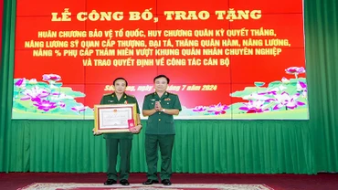 Đại tá Nguyễn Trìu Mến trao Huân chương Bảo vệ Tổ quốc hạng Nhì cho Đại tá Vũ Công Đạo.