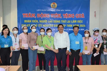 Lãnh đạo tỉnh Sóc Trăng trao quà cho công nhân gặp khó khăn trong khu công nghiệp.