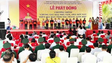 Nhân dân huyện Long Phú (Sóc Trăng) phấn khởi đến dự lễ khởi công xây nhà cho người nghèo, khó khăn.