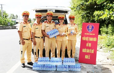 Chi Đoàn Phòng Cảnh sát giao thông tỉnh Sóc Trăng tham gia hỗ trợ người dân.