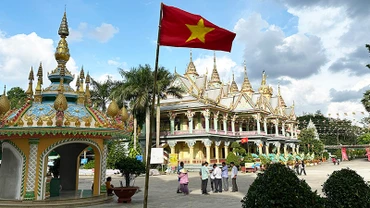 Chùa Sam Rong (Sóc Trăng) được trang hoàng thật lộng lẫy.