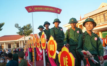 Thanh niên Sóc Trăng hăng hái lên đường bảo vệ Tổ quốc.