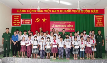Đại diện lãnh đạo Bộ đội biên phòng tỉnh và Hội khuyến học tỉnh trao học bổng cho các em học sinh.