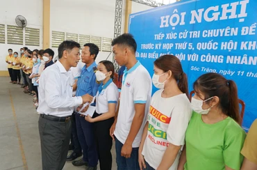 Đồng chí Lâm Văn Mẫn tặng quà cho công nhân, người lao động tại KCN An nghiệp, tỉnh Sóc Trăng.