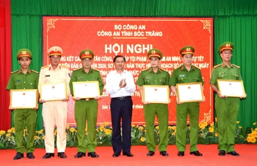 Chủ tịch UBND tỉnh Sóc Trăng Trần Văn Lâu trao Bằng khen cho các tập thể và cá nhân.