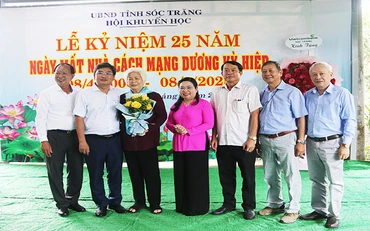 Lãnh đạo tỉnh Sóc Trăng và các nhà tại trợ Quỹ học bổng Dương Kỳ Hiệp.