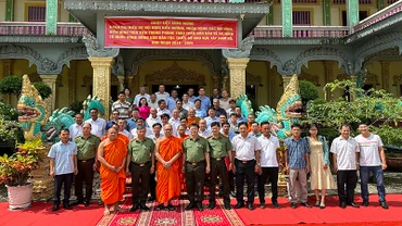 Đoàn đại biểu tham quan mô hình “Sư sãi, phật tử tham gia phòng, chống tội phạm, tệ nạn xã hội”