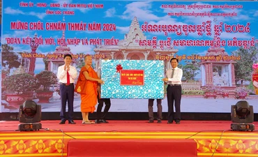 Lãnh đạo tỉnh Sóc Trăng tặng quà cho các sư sãi và đồng bào Khmer tại thị xã Vĩnh Châu.