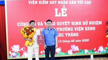Trao Quyết định điều động, bổ nhiệm đồng chí Kiều Hoài Phong giữ chức Viện trưởng Viện Kiểm sát nhân dân tỉnh Sóc Trăng.