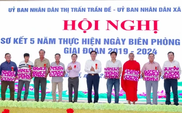 Tặng quà cho các cá nhân điển hình tiên tiến trong tham gia xây dựng khu vực biên giới vững mạnh
