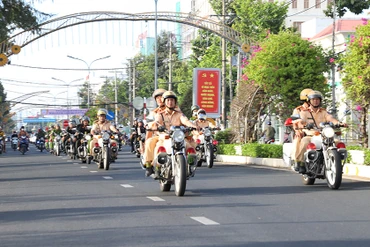 Lực lượng chức năng Sóc Trăng ra quân thực hiện cao điểm bảo đảm an toàn giao thông dịp Tết Nguyên đán Giáp Thìn 2024.