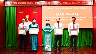 Khen thưởng các tập thể tiêu biểu trong học và làm theo lời Bác