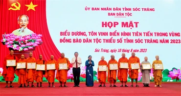 Trao Bằng khen cho các cá nhân có thành tích xuất sắc trong sự nghiệp xây dựng và bảo vệ Tổ quốc