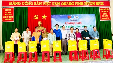 Lãnh đạo Tỉnh đoàn Sóc Trăng và Huyện ủy Cù Lao Dung tặng quà cho người nghèo tại chương trình.