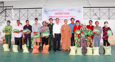 Bộ đội Biên phòng cùng lãnh đạo địa phương và nhà tài trợ trao quà cho hộ Khmer nghèo.