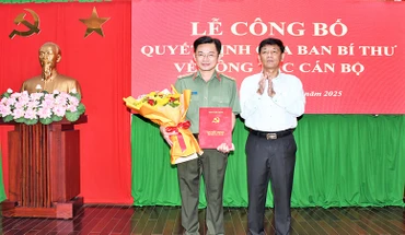 Bí thư Tỉnh ủy Sóc Trăng Lâm Văn Mẫn trao quyết định của Ban Bí thư cho Đại tá Trần Văn Dương. 