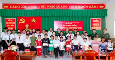 Trao học bổng cho các em học sinh trên địa bàn thị xã Vĩnh Châu.