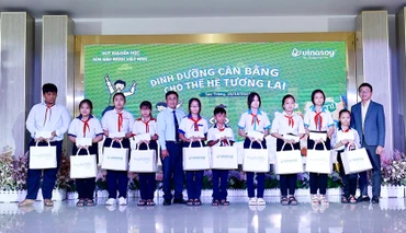 Trao học bổng và quà cho các em học sinh vượt khó, học giỏi của tỉnh Sóc Trăng.