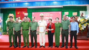 Đại tá Bùi Đức An - Phó Giám đốc Công an tỉnh Sóc Trăng chụp ảnh cùng lãnh đạo, đại biểu tham dự buổi lễ.