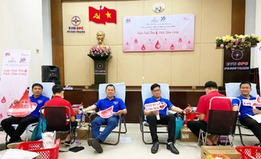 Đoàn viên thanh niên Sóc Trăng hăng hái tình nguyện hiến máu nhân đạo.