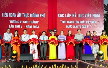 Ban tổ chức thực hiện nghi thức cắt băng khai mạc lễ hội đường phố và bức tranh gạo ST25.
