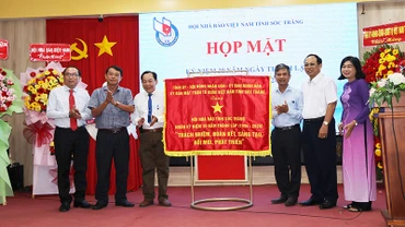 Hội Nhà báo Việt Nam tỉnh Sóc Trăng đón nhận bức trướng.