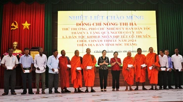 Đồng chí Nông Thị Hà và đồng chí Hồ Thị Cẩm Đào-Phó Bí thư Thường trực Tỉnh ủy tặng quà cho các vị Hòa thượng, Thượng tọa, sư sãi, người có uy tín của tỉnh Sóc Trăng.
