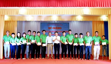 Trao giấy chứng nhận hoàn thành khóa học nghệ thuật Khmer cho các học viên.