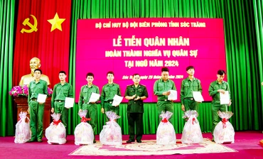 Đại tá Lê Hồng Hà trao quyết định xuất ngũ và tặng quà cho các quân nhân.