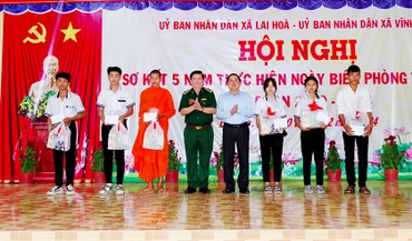 Tặng học bổng cho học sinh vượt khó học tốt vùng biên giới biển.