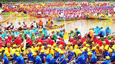 Đua ghe Ngo là phần hào hứng hấp dẫn nhất của lễ hội